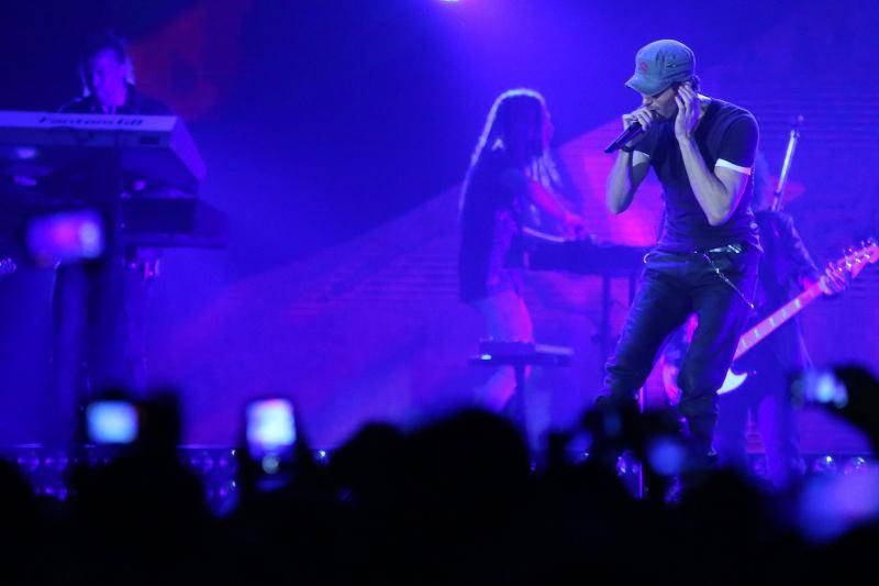 Zapjevali su zajedno: Enrique na bini počastio fana rakijom