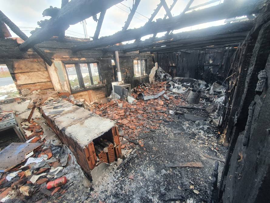 FOTO Buktinja u Glini: 'Žena nas je probudila da bježimo, kuća nam je potpuno izgorjela'