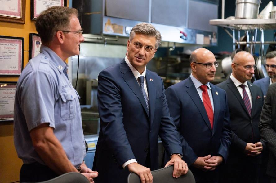 Premijer Plenković posjetio je vatrogasce u New Yorku, pa ostavio ruže za žrtve terorizma