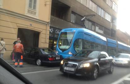 Sudarili se automobil i tramvaj, 'jedanaestica' ispala iz tračnica