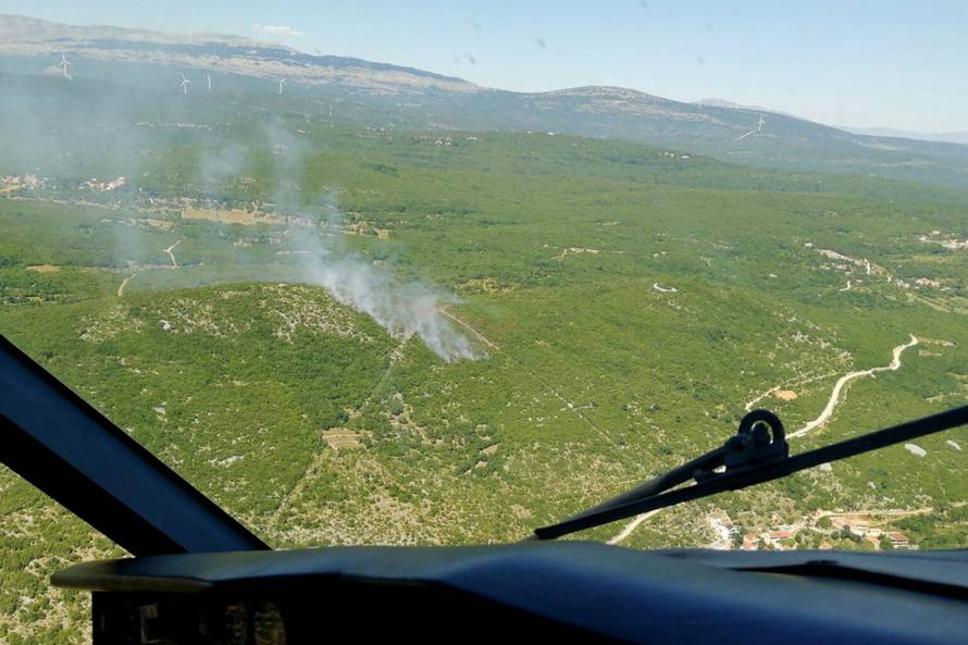 Požar kod Muća zaprijetio je i kućama, zaustavili širenje vatre