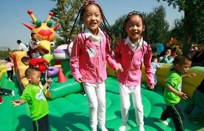 Stotine mališana došlo na festivalu blizanaca u Kini