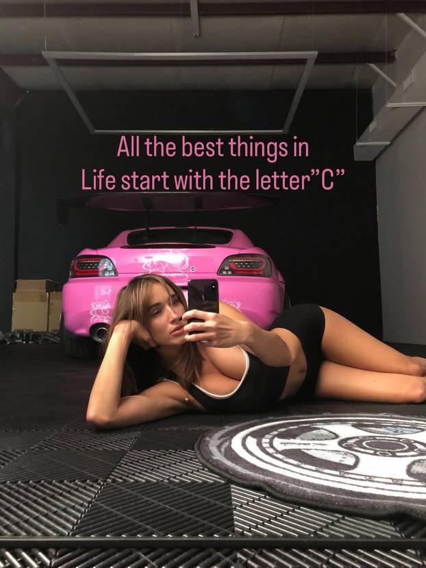 FOTO Ljubiteljica snažnih i brzih automobila osvaja mreže: Bikini spaja s konjskim snagama