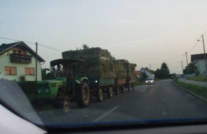 Traktor je kroz selo vukao tri prikolice prepune sijena
