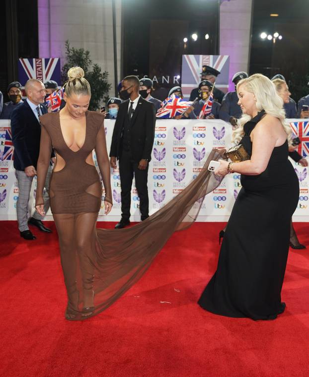 FOTO Ups! Slavne dame 'borile' se s haljinama: Skoro su otkrile previše, padale su, zapinjale...