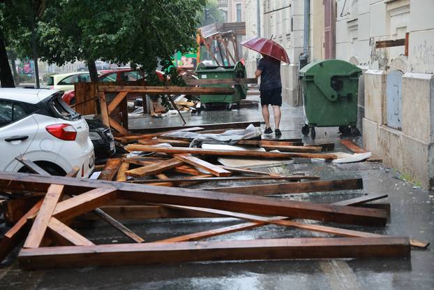Osijek: Jak vjetar srušio drvenu skelu