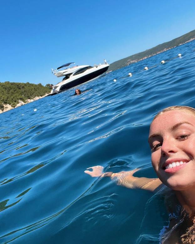 FOTO Hajdukovac kleknuo pred Amerikanku, sad napušta klub. 'Ti si odgovor na moje molitve'