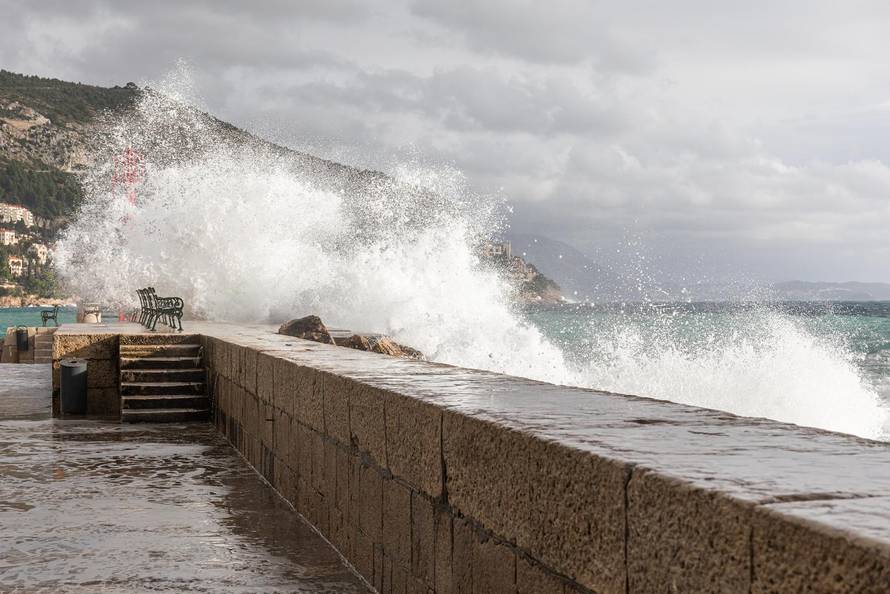 Dubrovnik: Potraga za tijelom muškarca kojeg su povukli valovi je obustavljena
