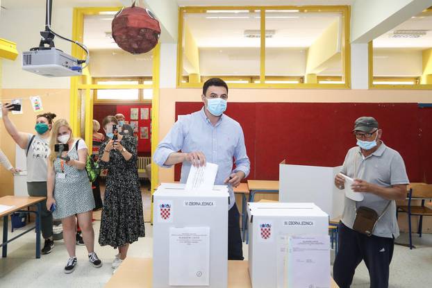 Zagreb: Predsjednik SDP-a, Davor Bernardić, glasovao na parlamentarnim izborima