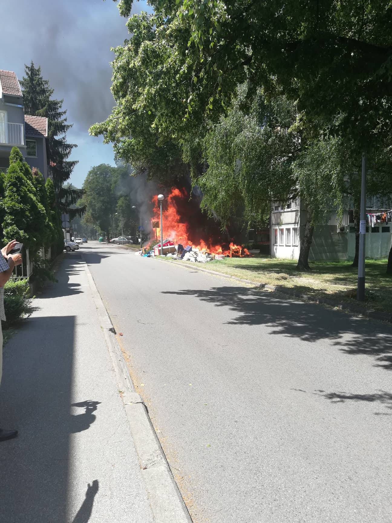 Zapalili glomazni otpad: Osam vatrogasaca izašlo je na teren