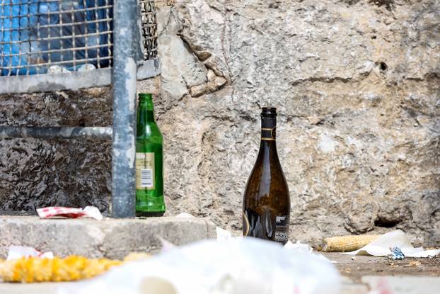 Zadar: Otpad ostavljen pored kante za smeće