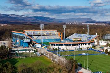Na dana&scaron;nji dan 1912. slu&zcaron;beno je otvoren nogometni stadion Maksimir u Zagrebu