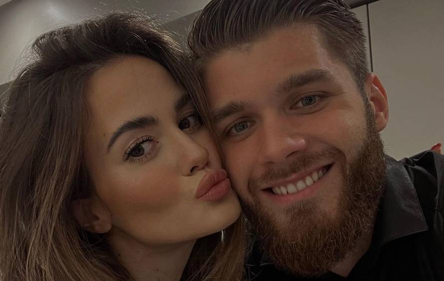 FOTO Adriana Ćaleta-Car izašla iz bolnice s bebom, došla joj i majka s buketom: 'Moje blago'