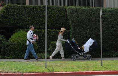 Marcia Cross gubi kile u šetnji sa kćerima
