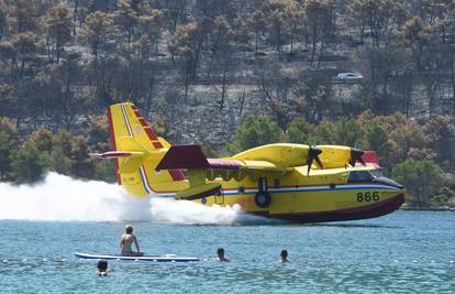 Hrvatski canadair  upućen na gašenje velikog požara u Grčku