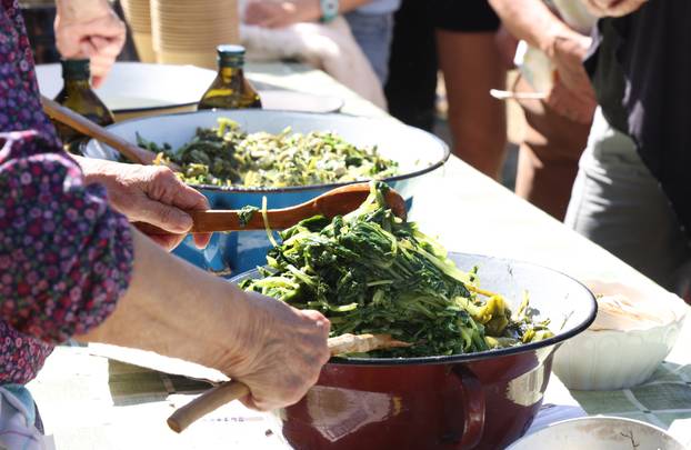 Vodice:Tradicionalni prvosvibanjski piknik u Rakitnici,spremanje divljeg zelja i pulente.