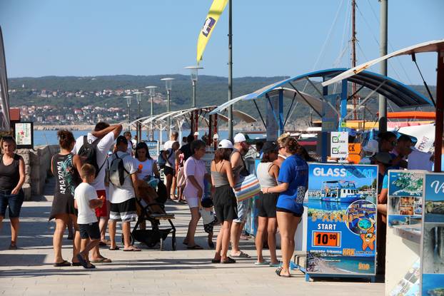 Crikvenica: Kupači na gradskim plažama i turisti
