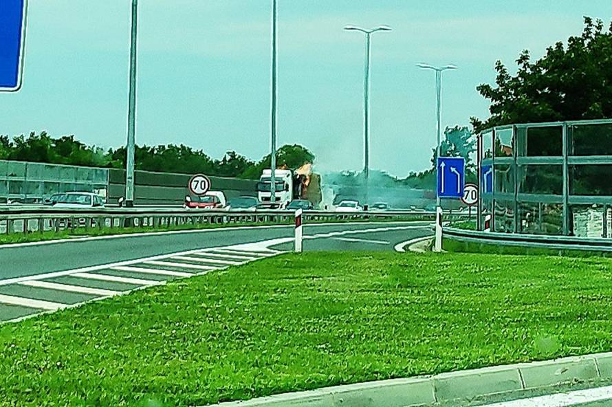 Buktinja kod Osijeka: Planuo i eksplodirao kamion pun slame
