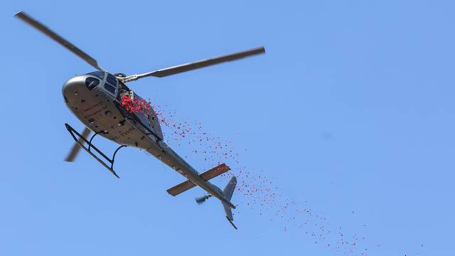 Marija Bistrica: Iznad vjernika iz helikoptera prosute latice deset tisuća ruža