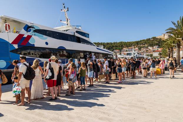 Gužva u gradu Hvaru na ukrcaj i iskrcaj sa katamarana