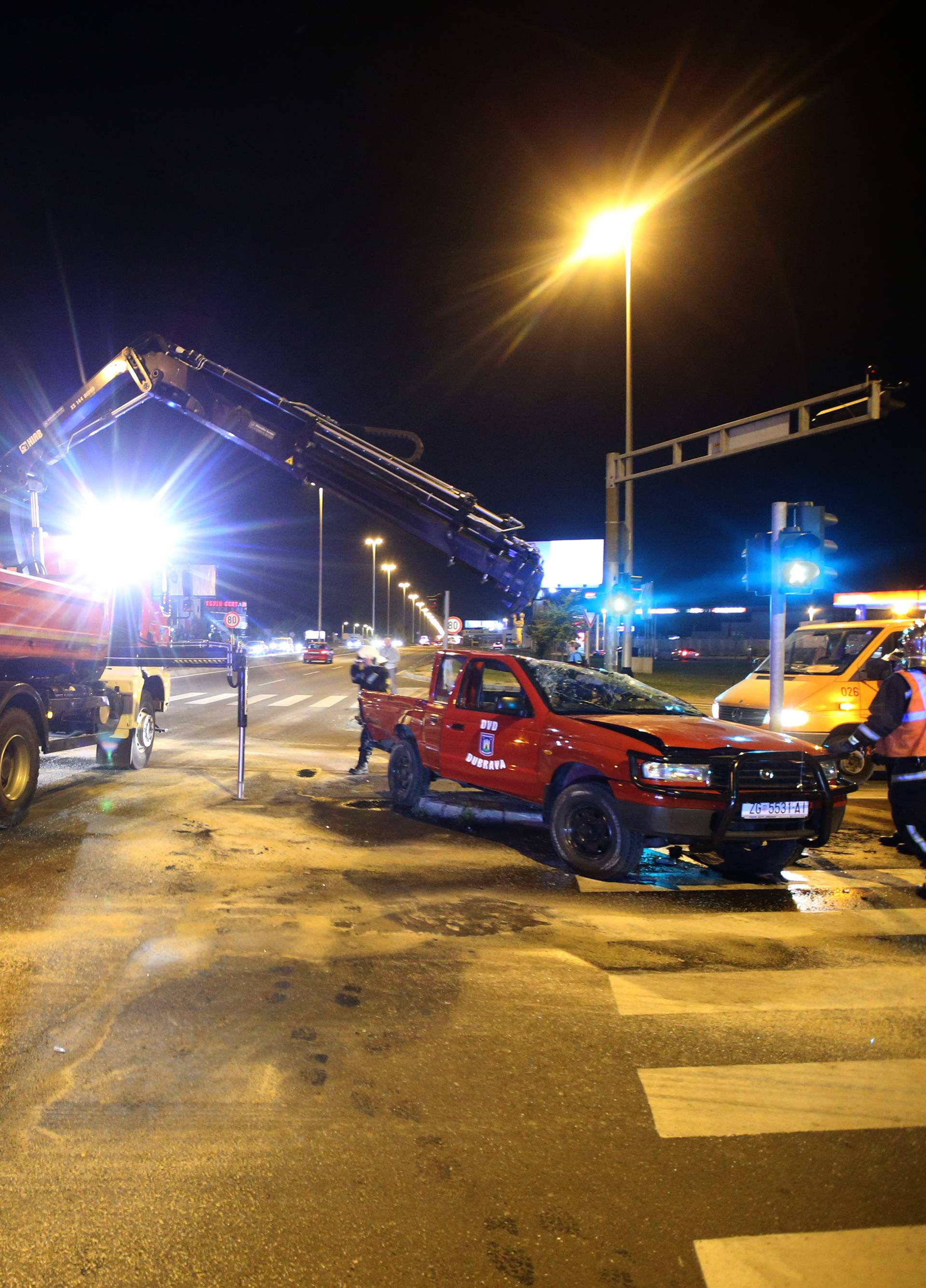 Vatrogasci su morali izvlačiti svoje kolege iz prevrnutog auta