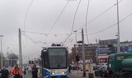 Tramvaj na križanju Držićeve i Vukovarske potrgao vodove