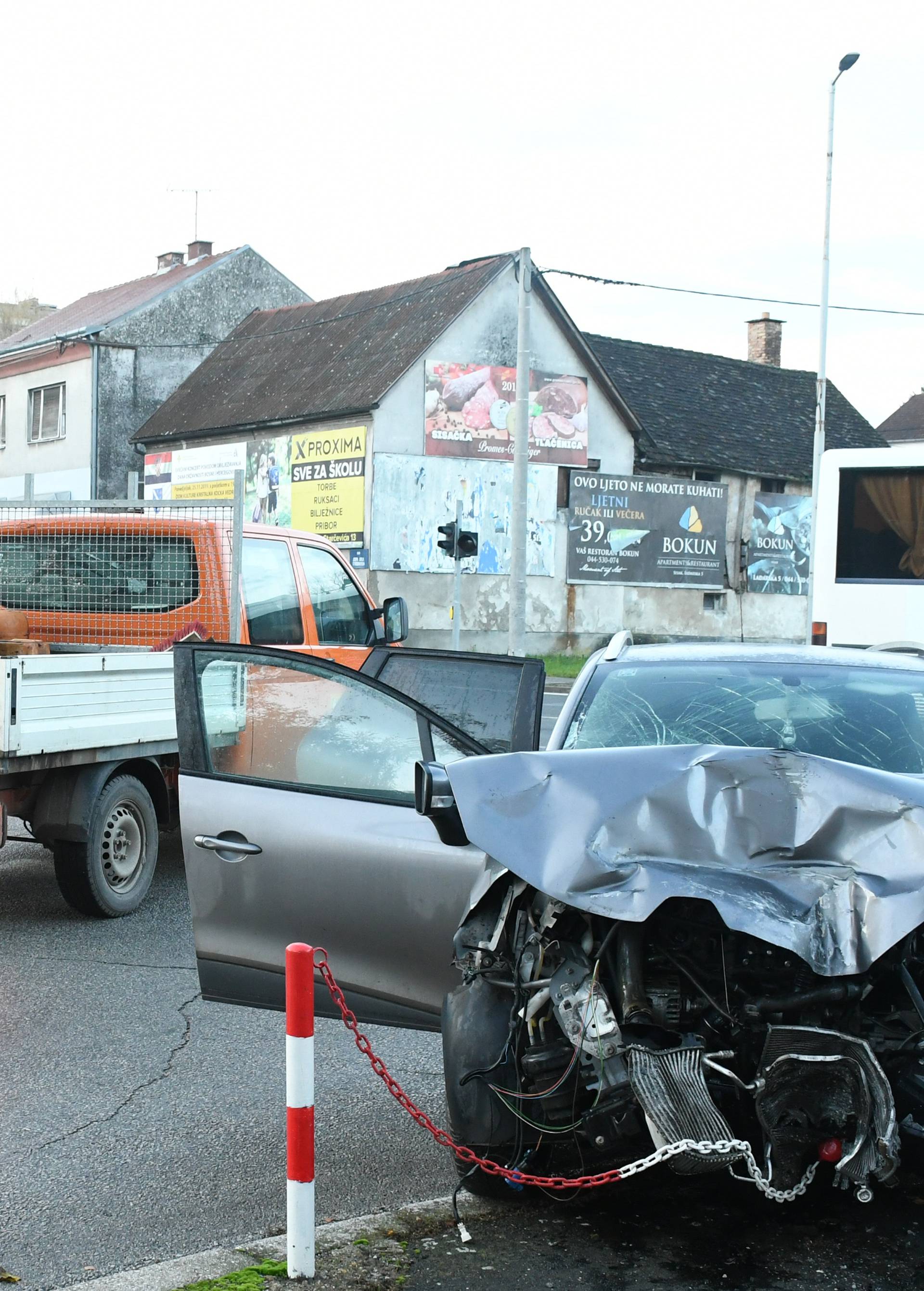 Automobil se zabio u autobus i stup: Dvoje ljudi je  ozlijeđeno