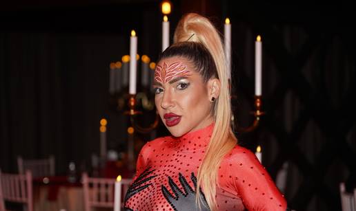 Vučićeva omiljena voditeljica proslavila rođendan: Šokirala uskim crvenim kombinezonom