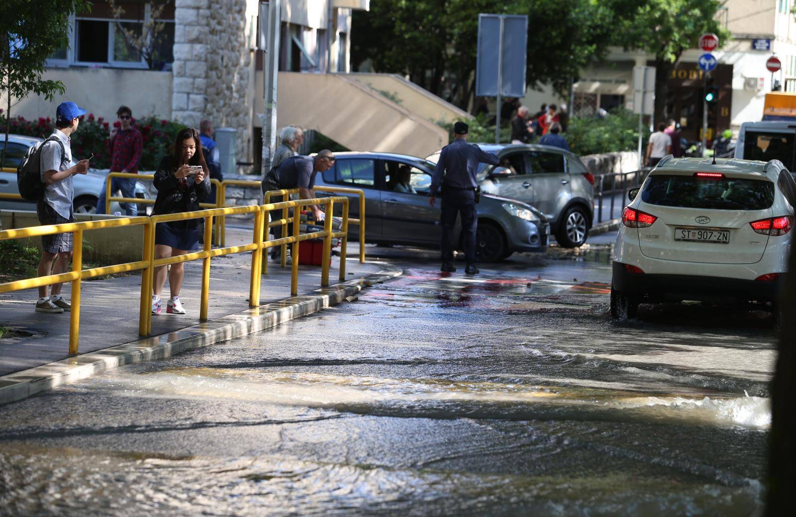 Split: Zbog puknute glavne vodovodne cijevi ulice zavrÅ¡ile pod vodom