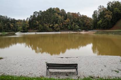 FOTO Jezero Trakošćan puni se zbog obilne kiše: 'Zasad ima 96 tisuća metara kubnih vode!'