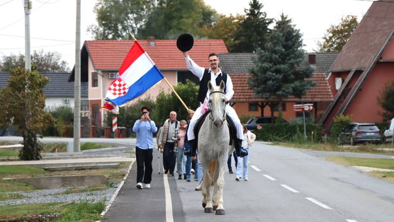 U prosidbu kada krenem ja, prati me pet-šest susjeda...