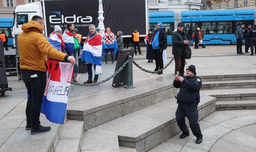FOTO Po&ccaron;elo okupljanje na Trgu. Policija fotografira navija&ccaron;e, sti&zcaron;e Thompsonova oprema...