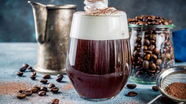 U kavu si dodajte viski, šećer i slatko vrhnje i uživajte u okusu