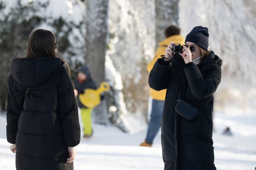 Zagreb: Građani uživaju u suncem okupanom Sljemenu 