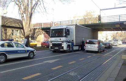 Zagreb: Slovenac zabio kamion ispod nadvožnjaka