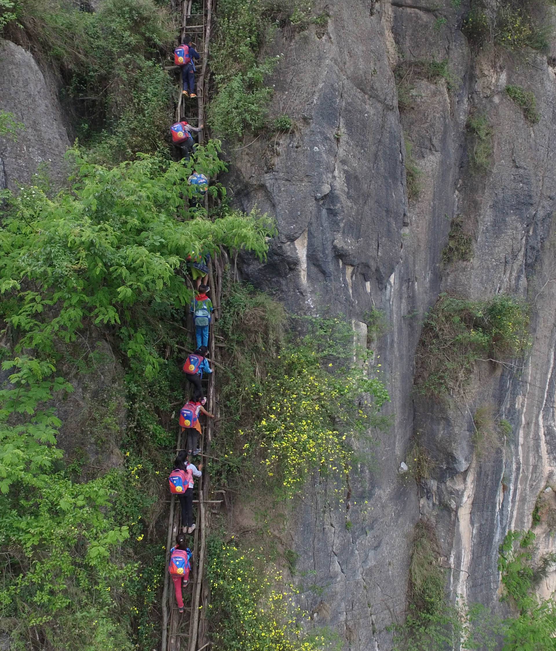 Pupils Climb Vines Down 800-meter Cliff To School