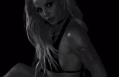 Spremna za povratak? Britney se previja na podu u bikiniju