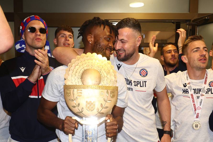 Split: Navijači dočekali igrače Hajduka na Poljudu nakon osvojenog nogometnog Kupa