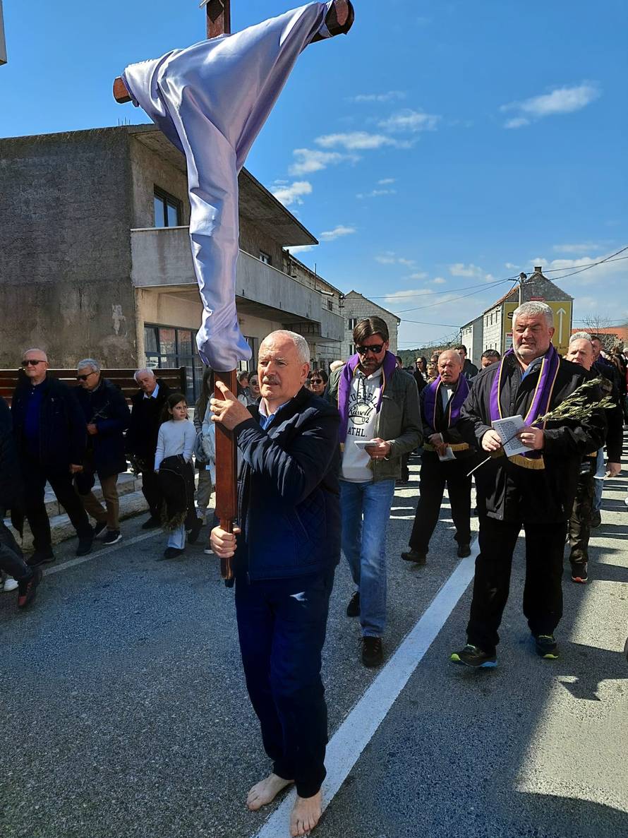 Križni put u Zagvozdu: Više stotina ljudi pratilo ga u molitvi