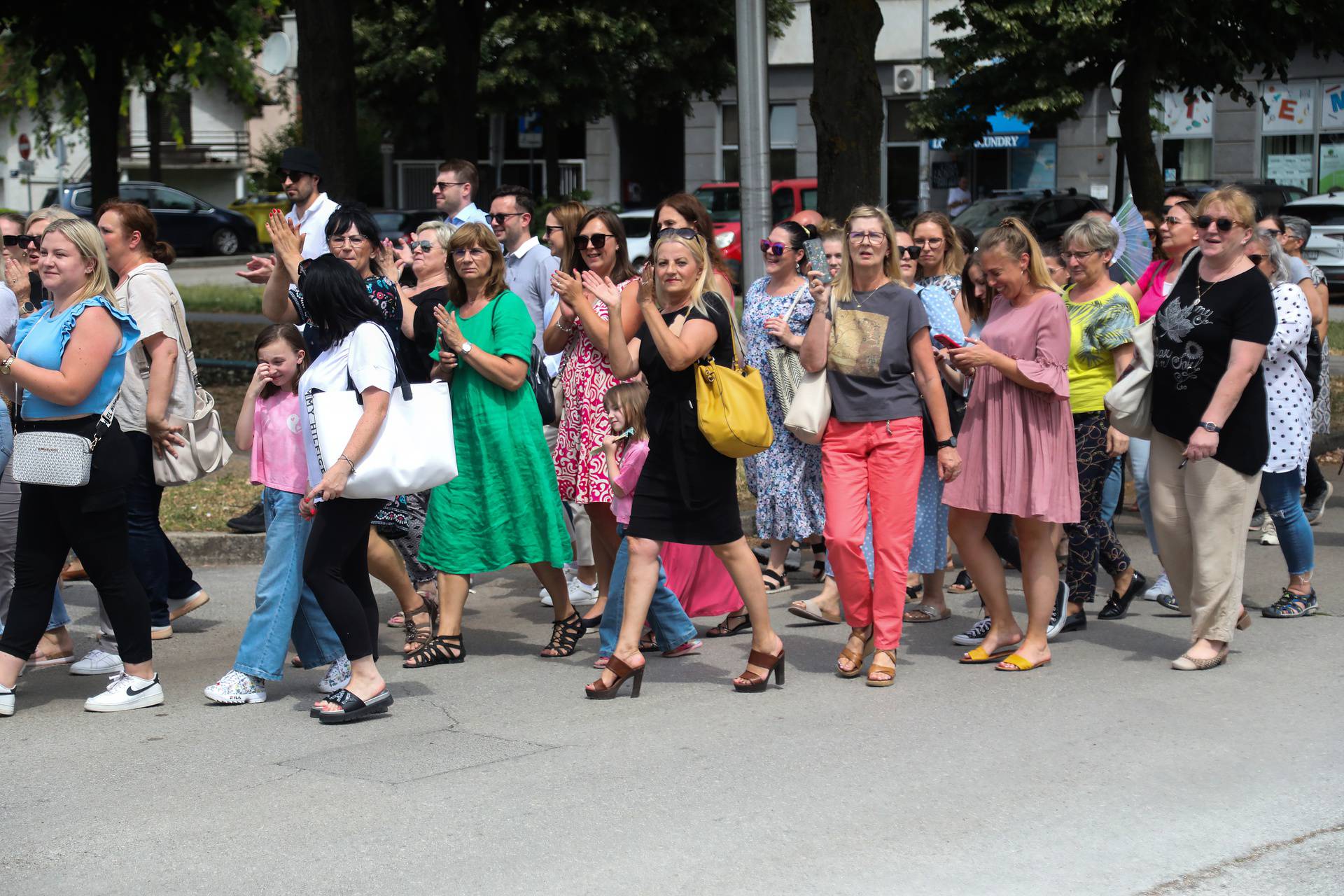 Zagreb: Pravosudni službenici nastavljaju sa štrajkom, stigli su pred zgradu NSK