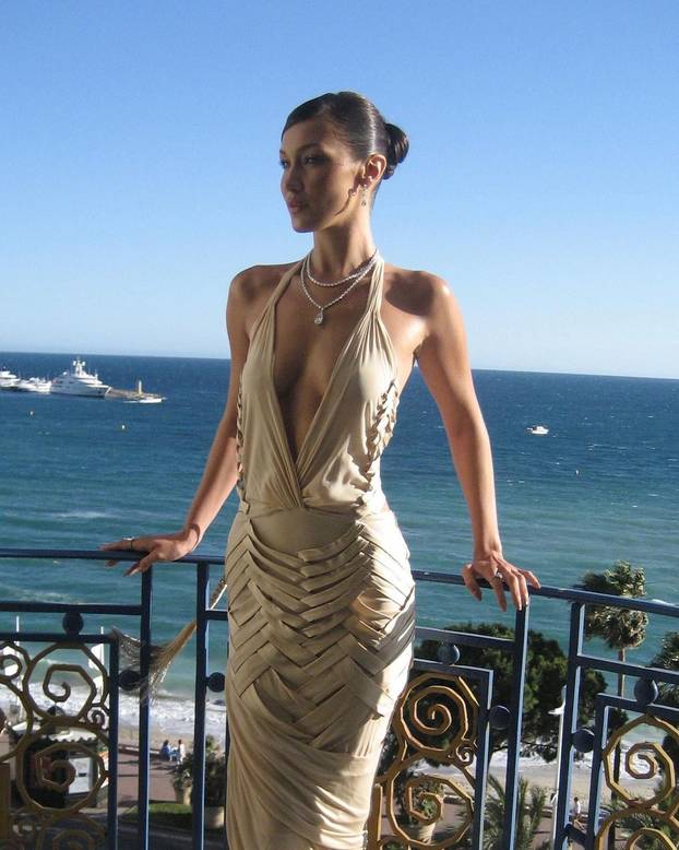 FOTO Pokazala je sve u 'golim haljinama',  s 14 godina išla pod nož: Ovako se mijenjala Bella