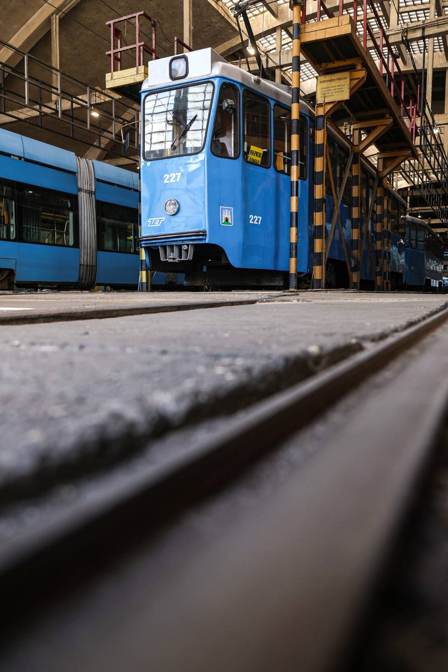 Zagreb: Tramvaj ZET-a koji vozi već pola stoljeća