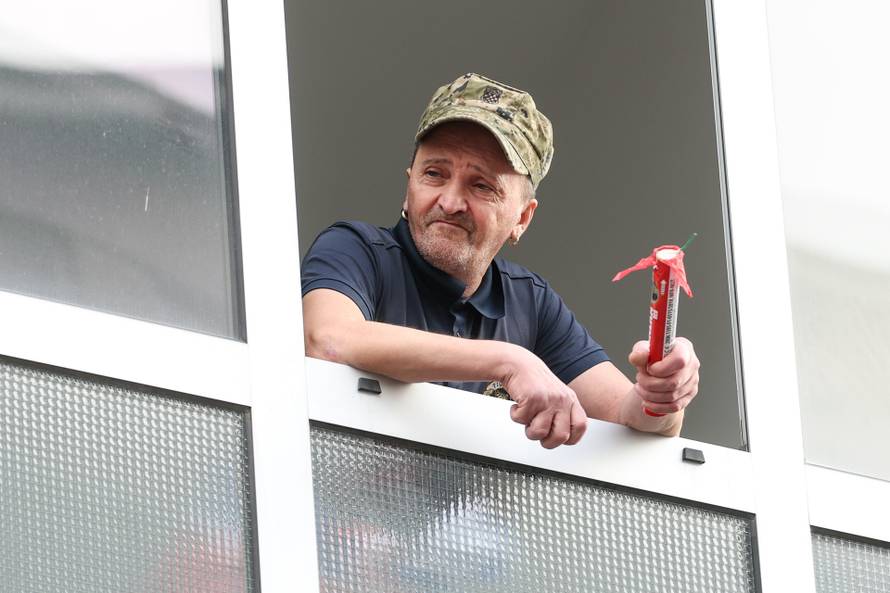 Prosvjednici  su stigli pred stan Tomislava Tomaševića i najavili  da će pjevati Thompsonove pjesme 