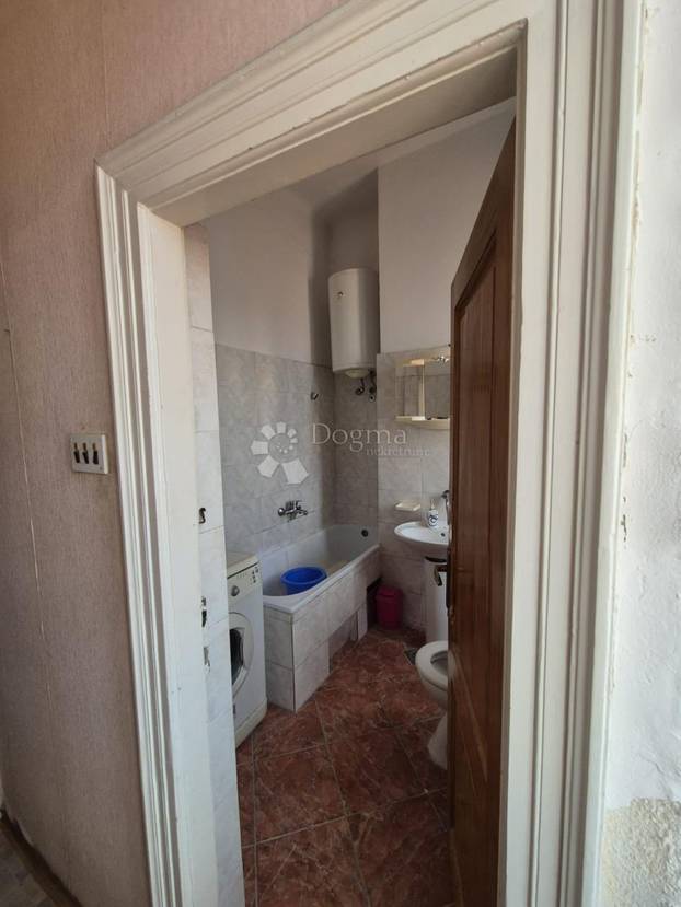 FOTO 'Namještaj iz doba Juge i bakina deka': Ovaj stan u Splitu prodaju za skoro 2 milijuna eura