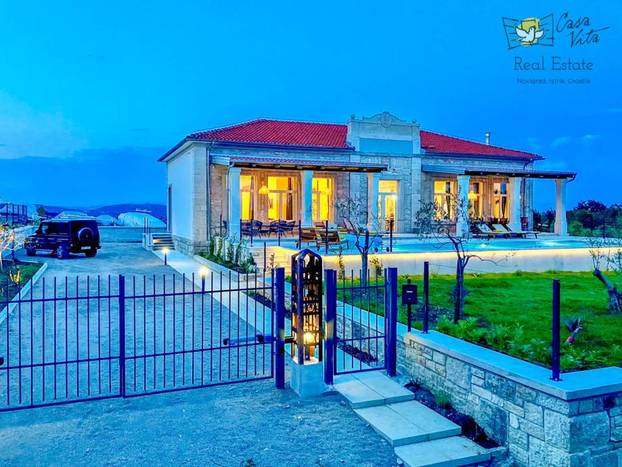 FOTO Počeli graditi grčki hram pa se predomislili? Neobična vila kod Poreča osvaja izgledom