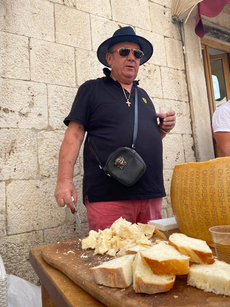 UŽIVO Kerum časti sugrađane, donio domaće vino i sir od 38 kg: 'Za pršut je ipak prevruće'