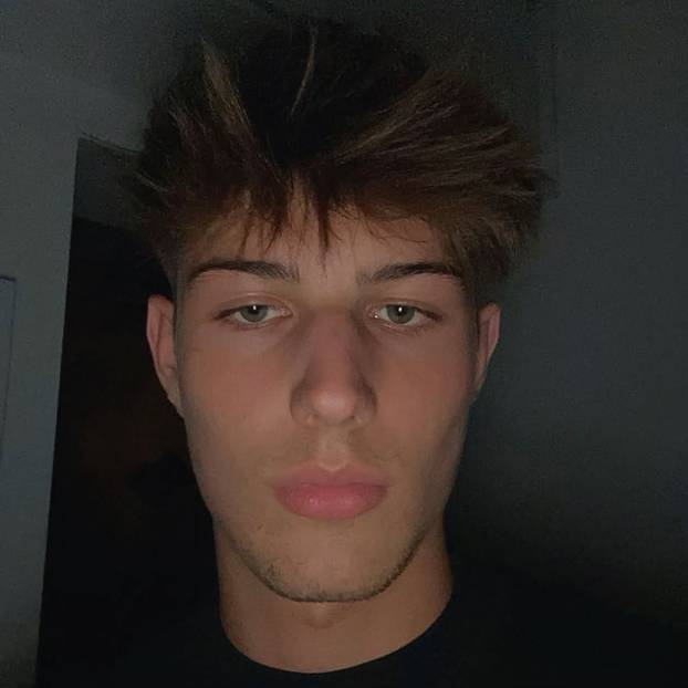 Tko su zvijezde nove hit serije 'Sram': Sjajno glume tinejdžere, neki imaju i preko 30 godina