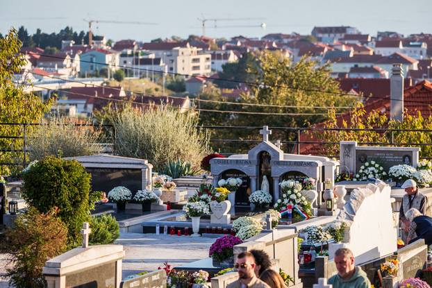Kaštel Stari: Groblje Sv. Nikole i misa povodom blagdana Svih svetih