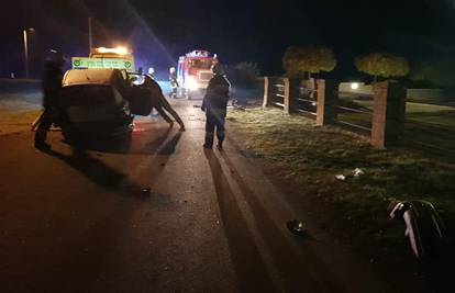 Teška nesreća u Jastrebarskom, zabili se autom u stup ograde...