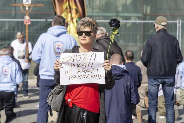 Osijek: Molitelji i protuprosvjednici okupili se ispred konkatedrale